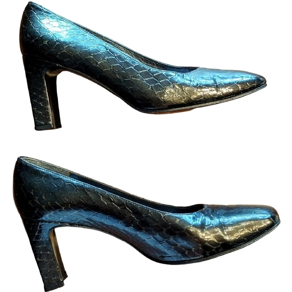 Stuart Weitzman Snakeskin Embossed Patent Leather Heels, Size 8C, Black - Picture 3 of 7